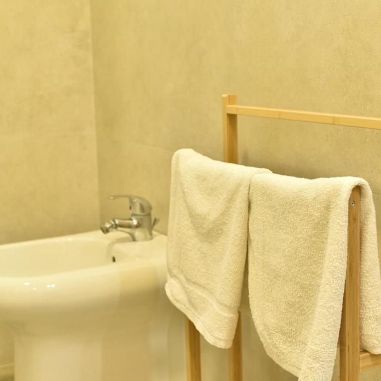 Siracasa - Three-Bedroom House - 25