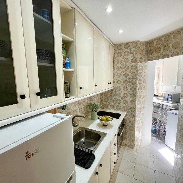 Beautiful 1 bedroom south facing apartment - Apartment - 6