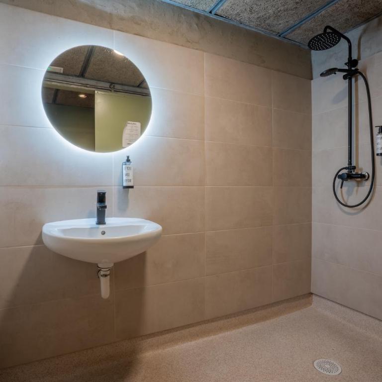 Malacuna Barcelona - Twin Room with Private Bathroom - 5