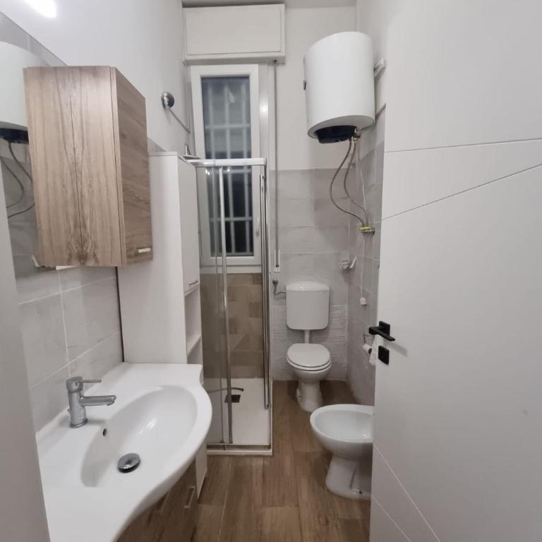 Fiera Village Rooms - Camera Doppia con Letti Singoli con Bagno Privato - 3