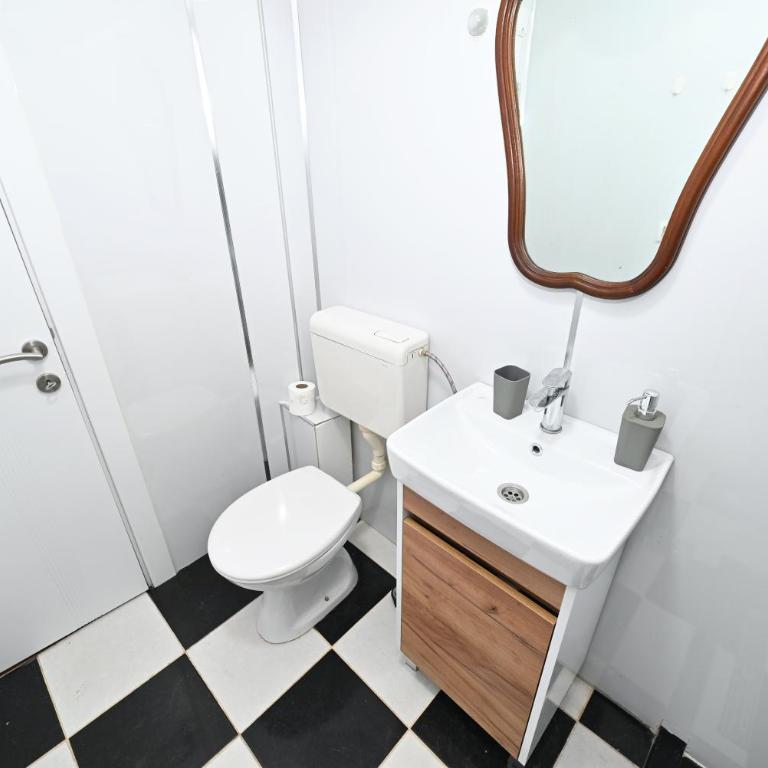 Two bedroom Vintage apartment - Two-Bedroom Apartment - 18