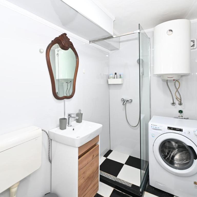 Two bedroom Vintage apartment - Two-Bedroom Apartment - 24