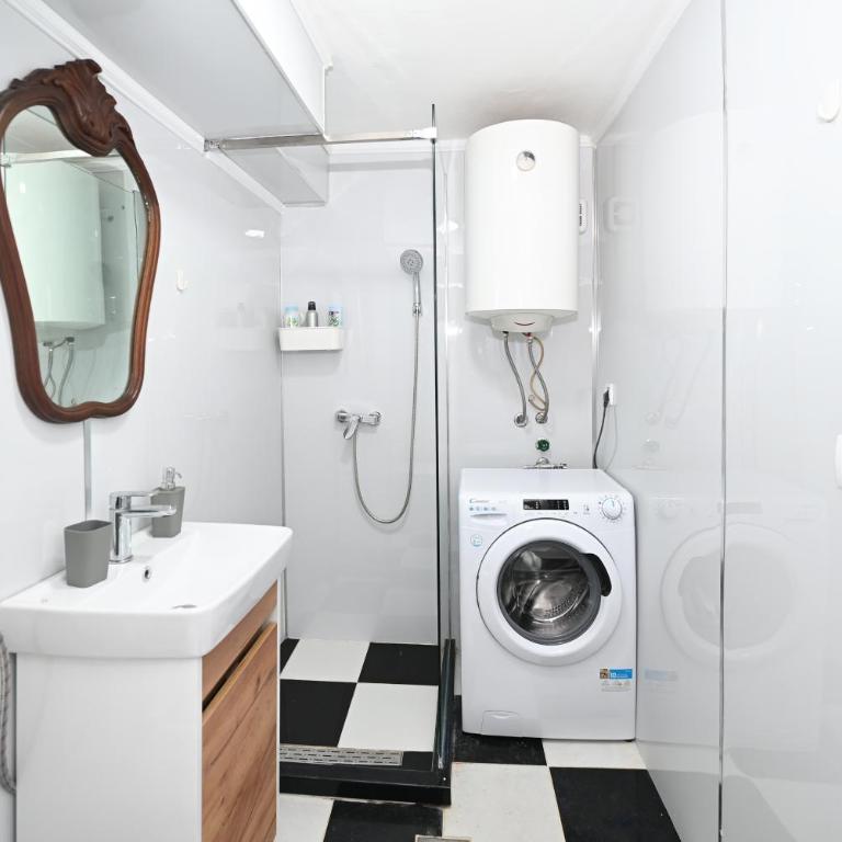 Two bedroom Vintage apartment - Two-Bedroom Apartment - 25