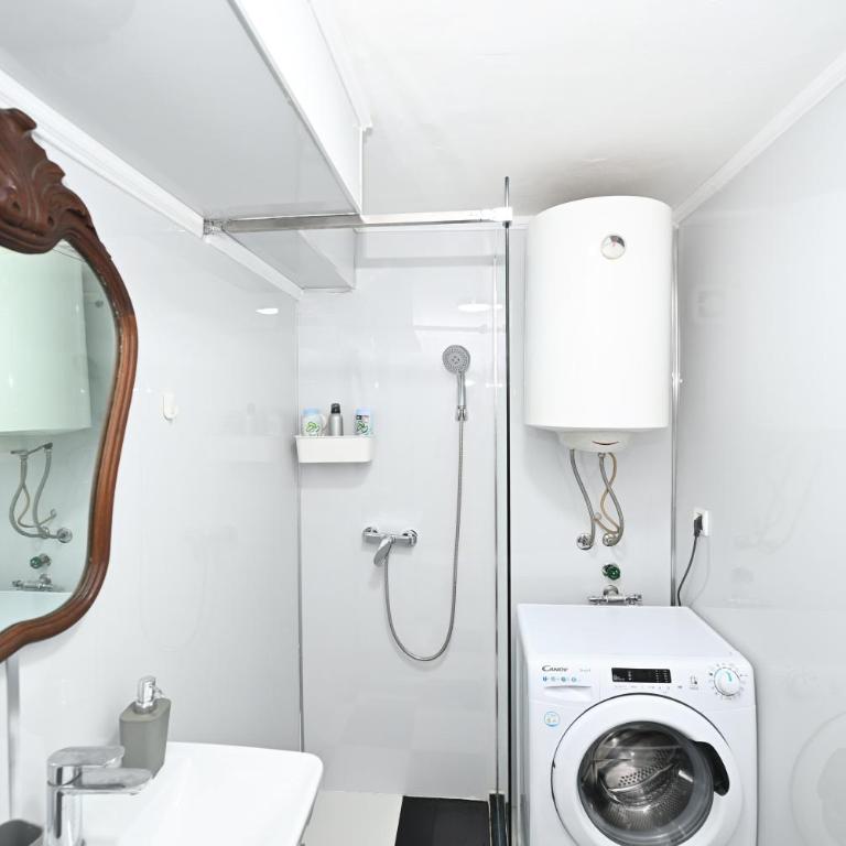 Two bedroom Vintage apartment - Two-Bedroom Apartment - 27