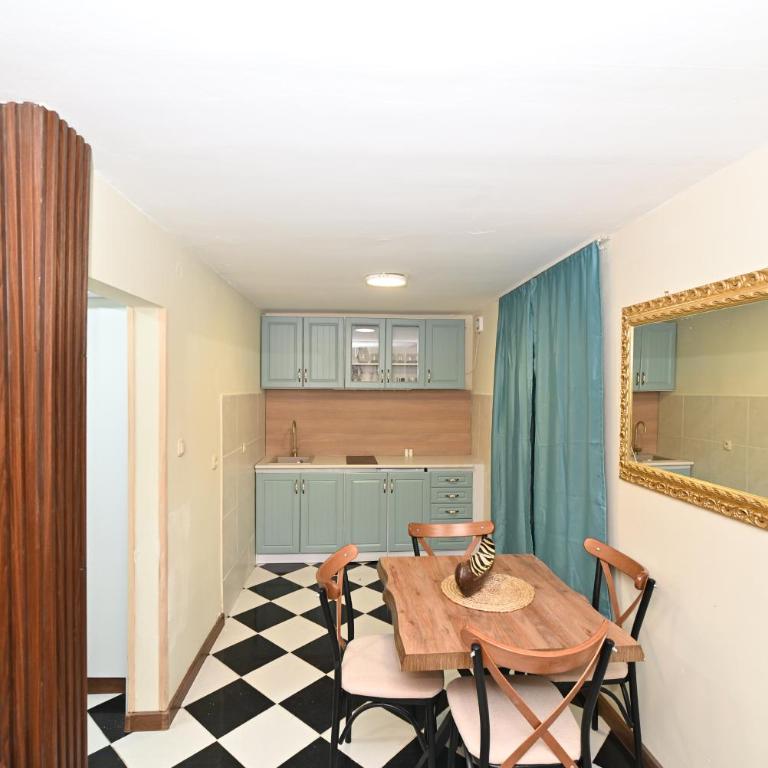 Two bedroom Vintage apartment - Two-Bedroom Apartment - 32