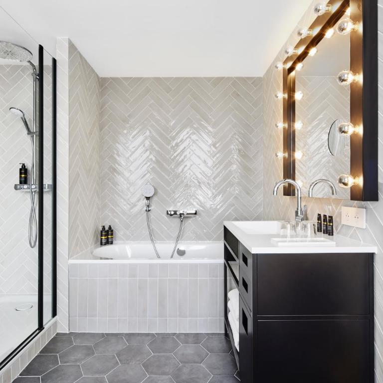 H4 Wyndham Paris Pleyel - Suite Junior con cama extragrande y vistas a la Torre Eiffel - 5