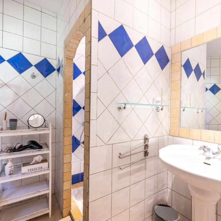 Entre mer et Esterel - Piscine, vue 6 suites - Villa Deluxe - 11