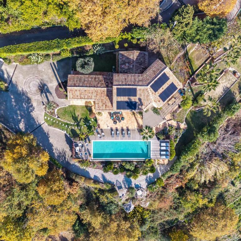 Entre mer et Esterel - Piscine, vue 6 suites - Villa Deluxe - 71