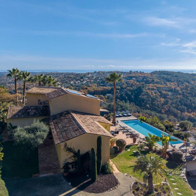 Entre mer et Esterel - Piscine, vue 6 suites - Villa Deluxe - 72