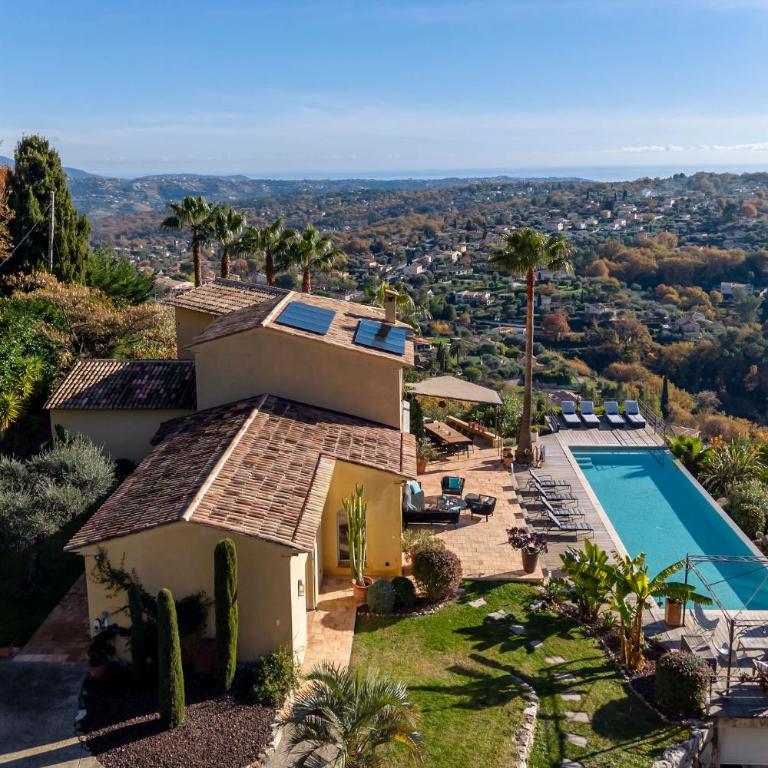 Entre mer et Esterel - Piscine, vue 6 suites - Villa Deluxe - 74