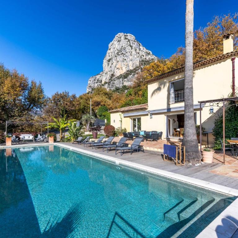 Entre mer et Esterel - Piscine, vue 6 suites - Villa Deluxe - 75