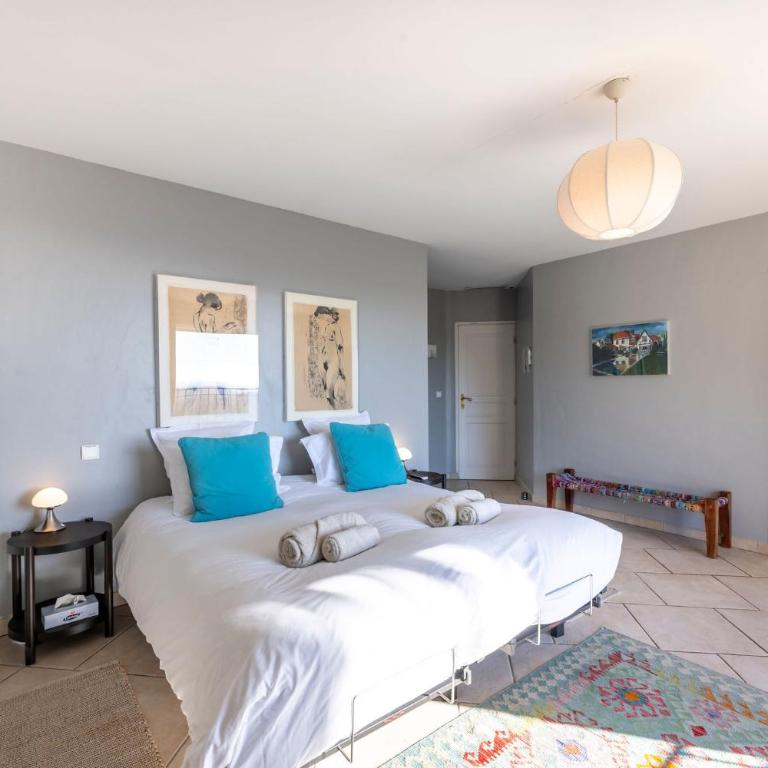 Entre mer et Esterel - Piscine, vue 6 suites - Villa Deluxe - 85