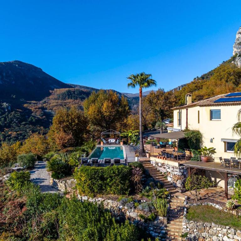 Entre mer et Esterel - Piscine, vue 6 suites - Villa Deluxe - 86