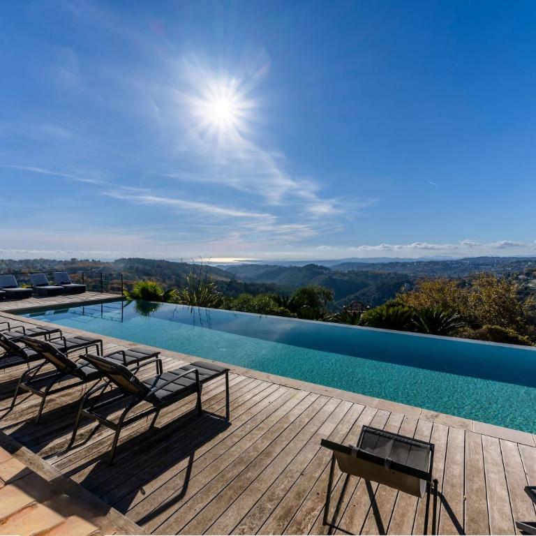 Entre mer et Esterel - Piscine, vue 6 suites - Villa Deluxe - 95