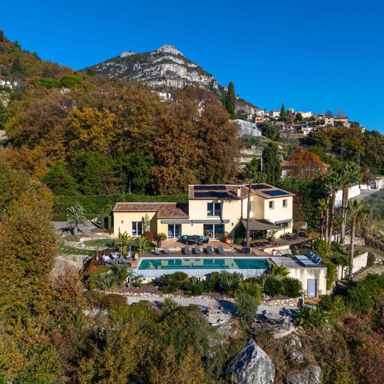 Entre mer et Esterel - Piscine, vue 6 suites - Villa Deluxe - 96