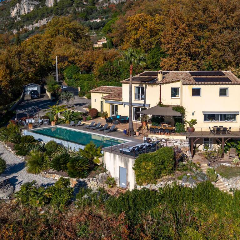 Entre mer et Esterel - Piscine, vue 6 suites - Villa Deluxe - 98