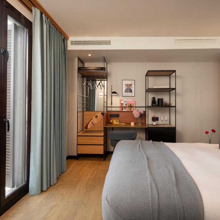 Kimpton Vividora Hotel by IHG - Premium King Room with Balcony - 2