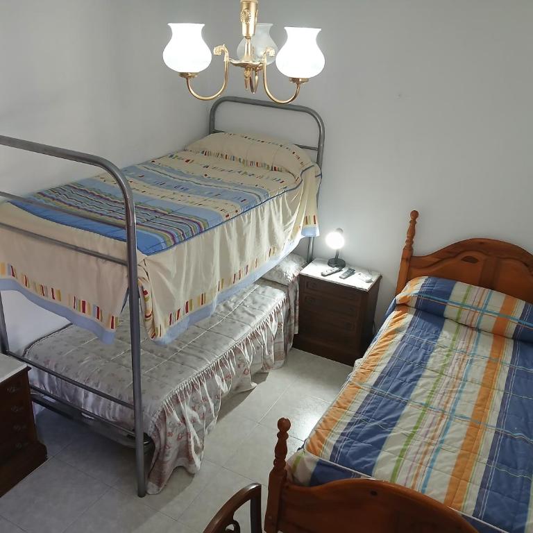 Habitacion Privada Triple Individual Toledo - Habitación Triple Básica con baño compartido - 1