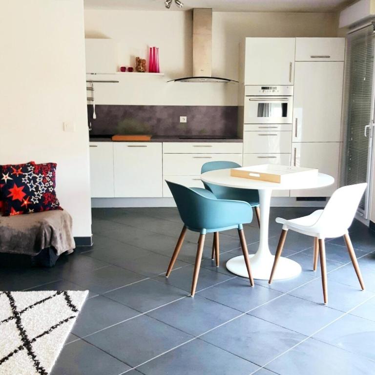 Superbe logement, proche commerces, stade et plage - Apartment - 4