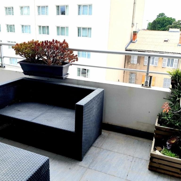 Superbe logement, proche commerces, stade et plage - Apartment - 32