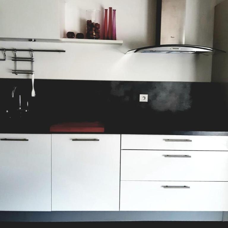 Superbe logement, proche commerces, stade et plage - Apartment - 13
