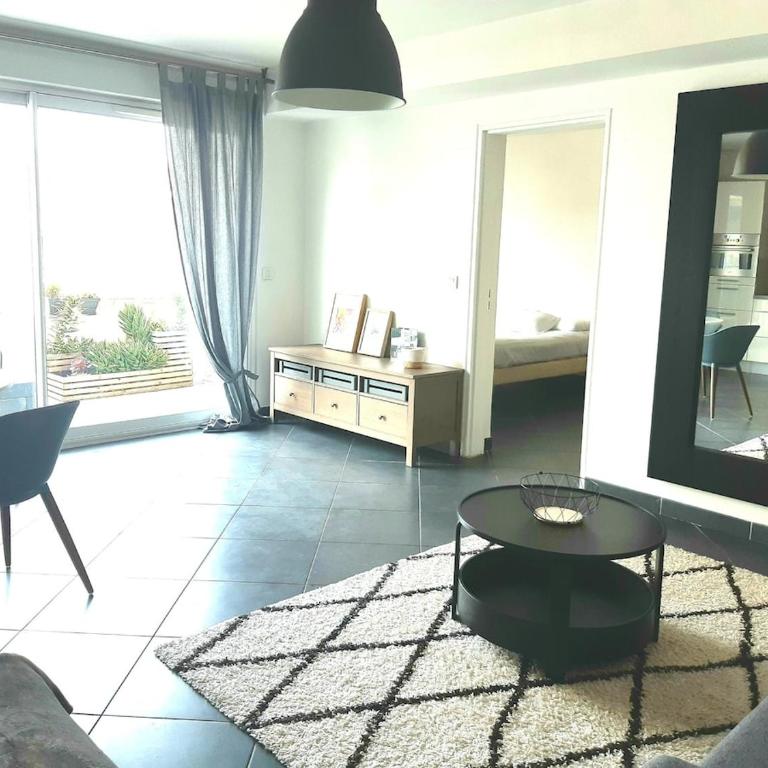 Superbe logement, proche commerces, stade et plage - Apartment - 10