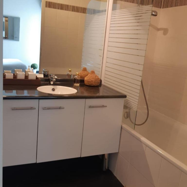 Superbe logement, proche commerces, stade et plage - Apartment - 24