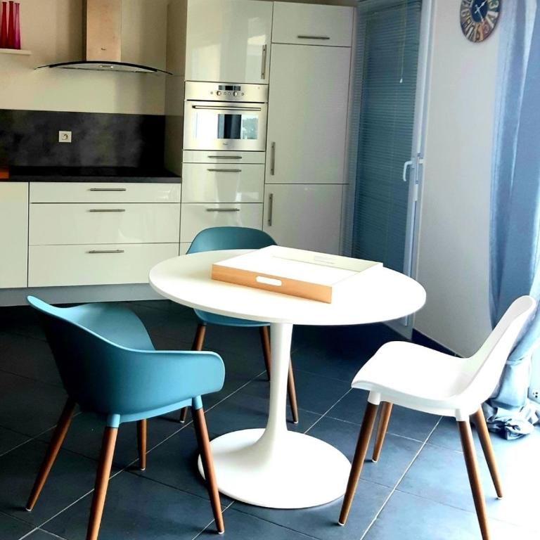 Superbe logement, proche commerces, stade et plage - Apartment - 5