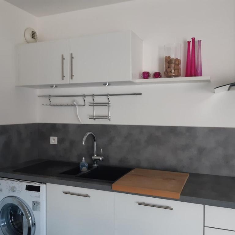 Superbe logement, proche commerces, stade et plage - Apartment - 14