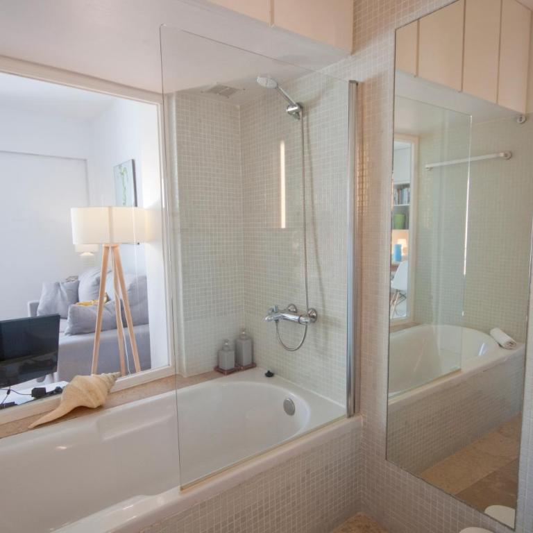 Refugio soleado sobre los tejados de Chueca - One-Bedroom Apartment with Balcony - 20