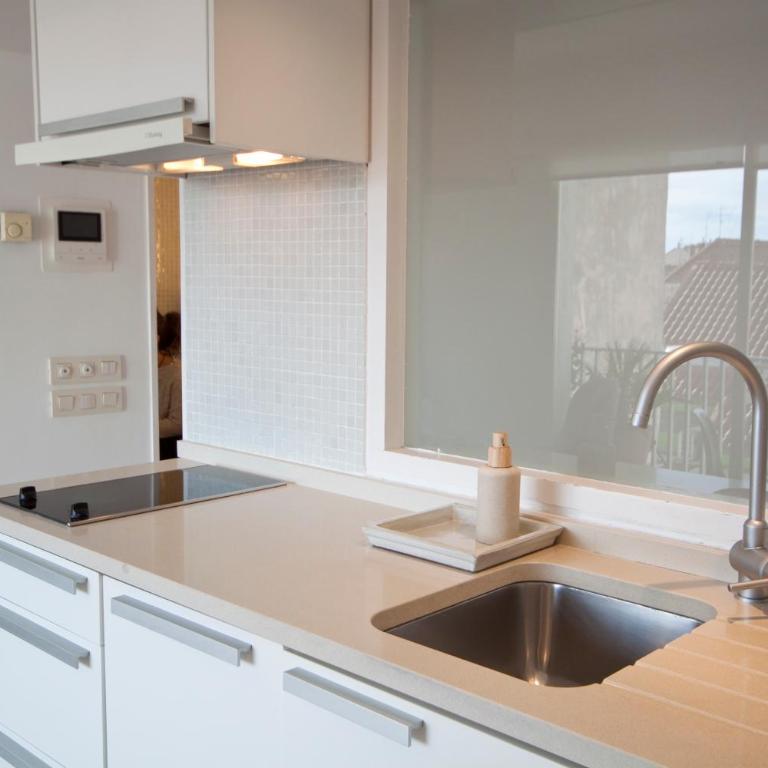 Refugio soleado sobre los tejados de Chueca - One-Bedroom Apartment with Balcony - 22