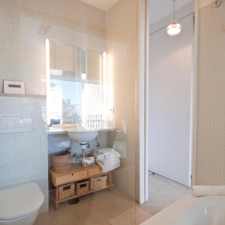 Refugio soleado sobre los tejados de Chueca - One-Bedroom Apartment with Balcony - 21