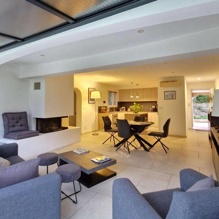 Villa ALMA pour 6 personnes avec piscine, à deux pas du Golf de Valcros, à La Londe-Les-Maures - Maison de Vacances 3 Chambres - 5