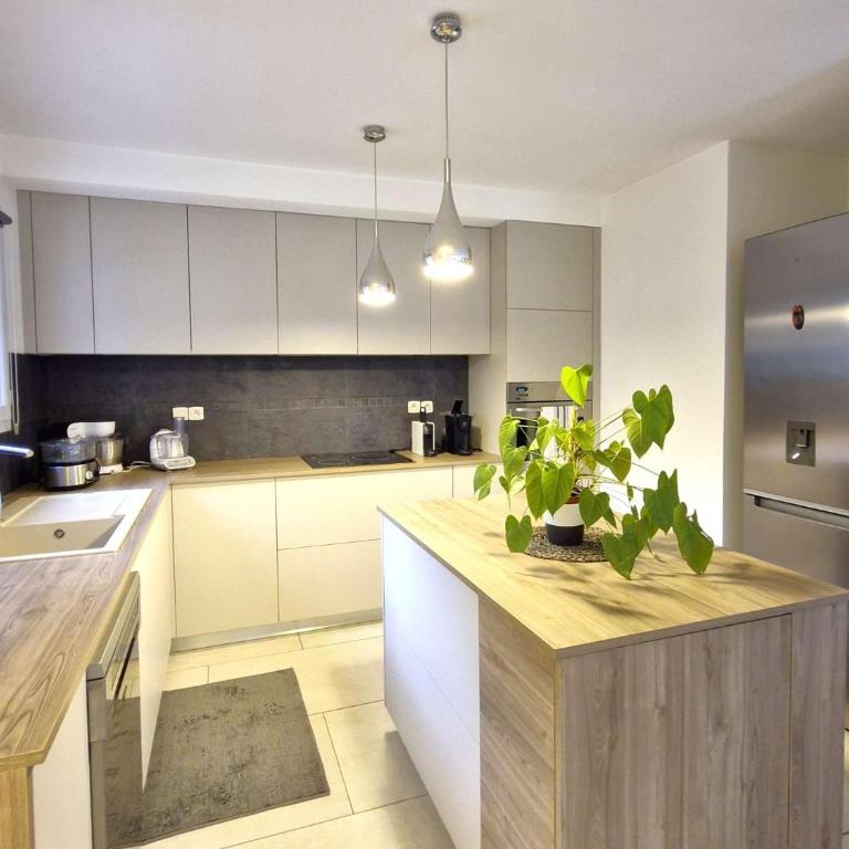 Villa ALMA pour 6 personnes avec piscine, à deux pas du Golf de Valcros, à La Londe-Les-Maures - Maison de Vacances 3 Chambres - 6