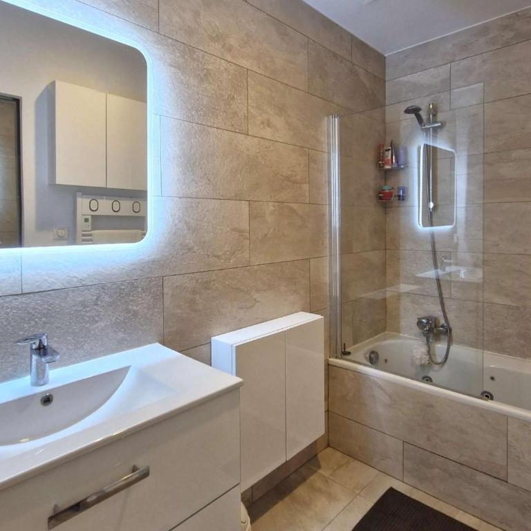Villa ALMA pour 6 personnes avec piscine, à deux pas du Golf de Valcros, à La Londe-Les-Maures - Maison de Vacances 3 Chambres - 8