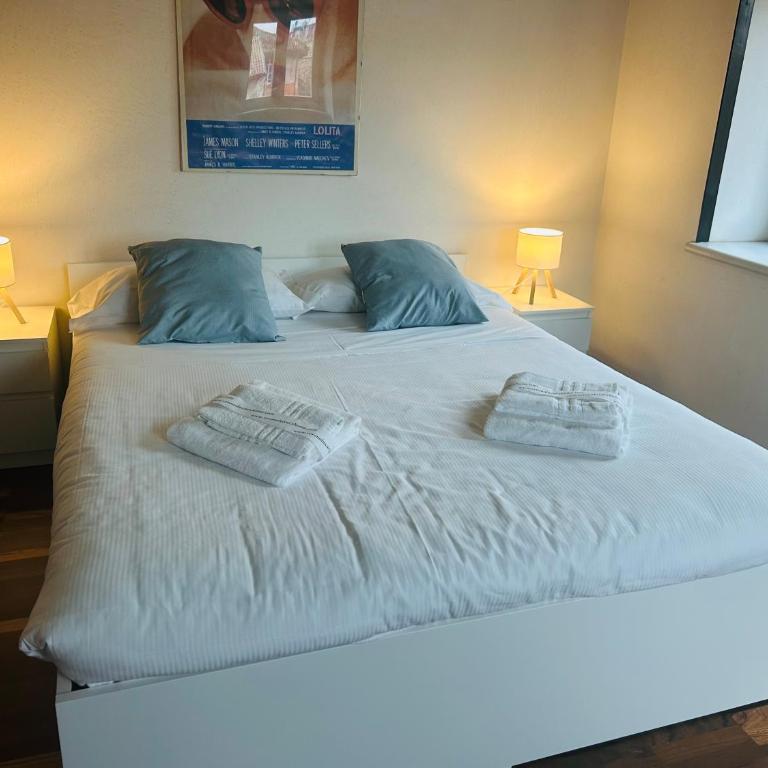 Sirio Center Home - Two-Bedroom Superior Apartment - 13