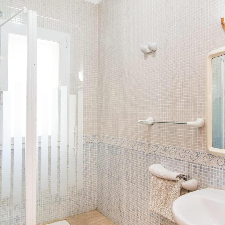 Can Picafort - Six-Bedroom Holiday Home - 32