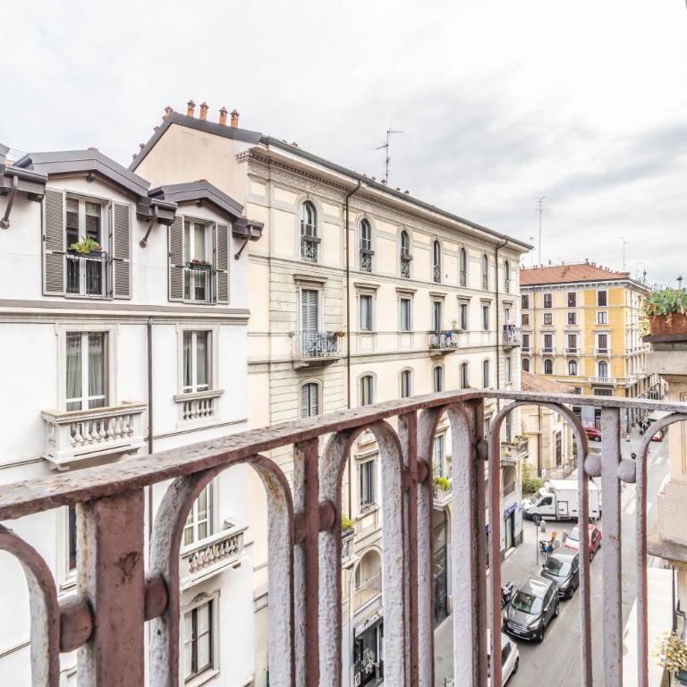 Elegant City Center Flat 5 Guests - M1 Metro - Fast Wi-Fi - AC & Balcony - Appartamento con 1 Camera da Letto - 13