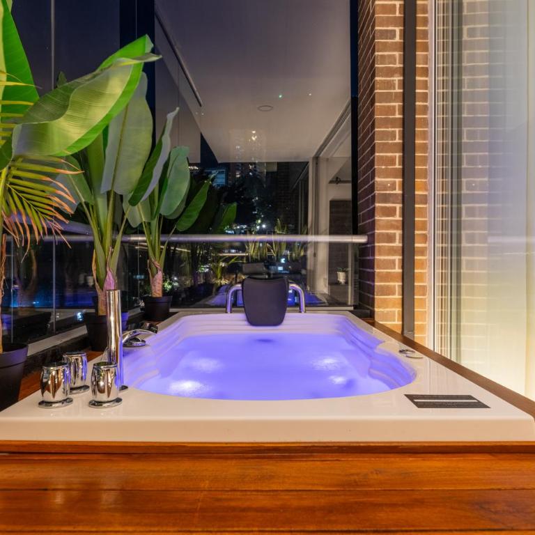 Skyline View, Private Jacuzzi, AC and King Bed - Apartamento de 1 dormitorio - 3