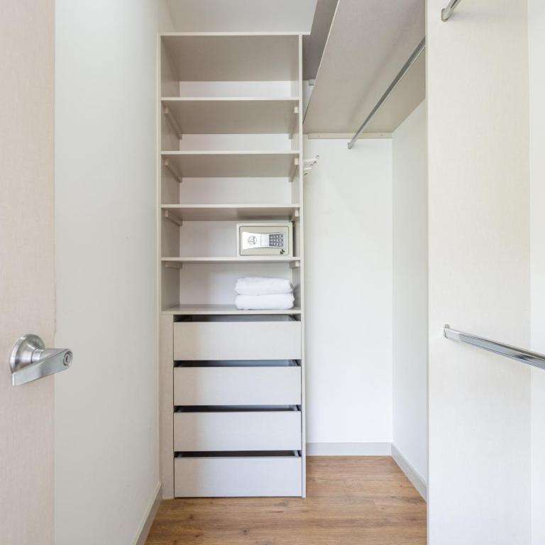 Skyline View, Private Jacuzzi, AC and King Bed - Apartamento de 1 dormitorio - 16