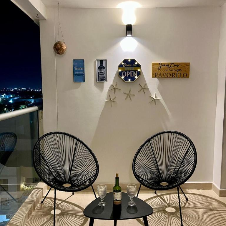 Lovely Suite steps away from the airport and beach - One-Bedroom Apartment with Pool View - 4