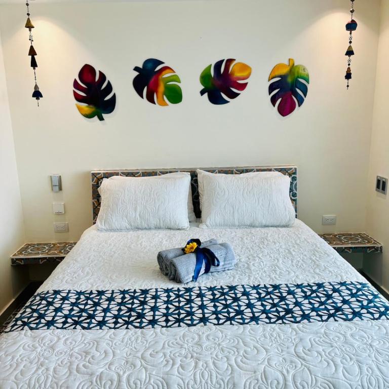 Lovely Suite steps away from the airport and sea - One-Bedroom Apartment with Pool View - 6