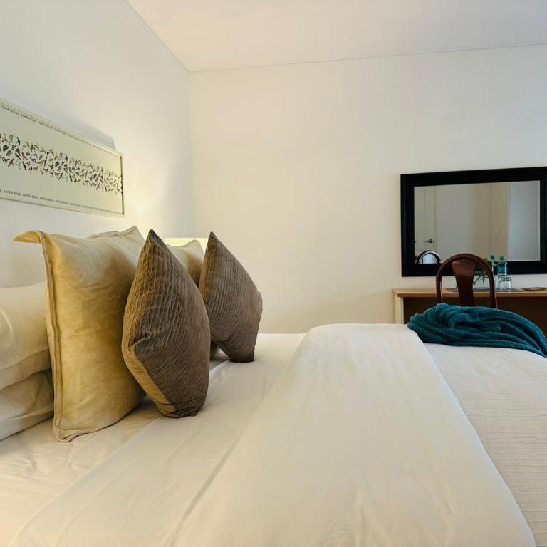 Hotel Los Palomos - Family Room with Mountain View - 8