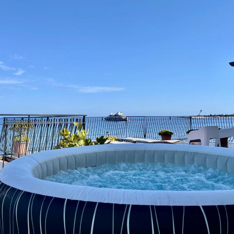 Miriam Sea Front Apartment Jacuzzi - Appartamento con 2 Camere da Letto e Vista Mare - 2