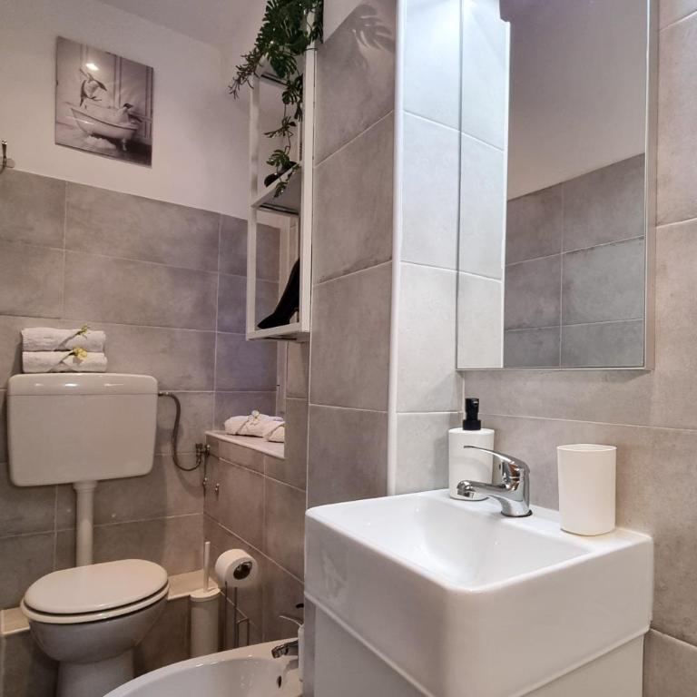 PORTSIDE INN - Family-friendly, near AQUARIUM, TERMINAL, STATION, CITY CENTER - One-Bedroom Apartment - 18
