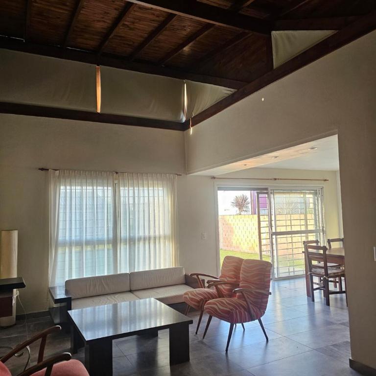 Casa con gran parque y parrilla en Balneario Camet Norte contrato temporal servicio de limpieza NO incluido - One-Bedroom House - 1