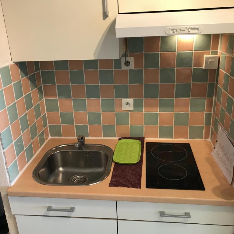 Studio à 50m de la Plage du Grazel avec Parking - FR-1-796-104 - Appartement - 7