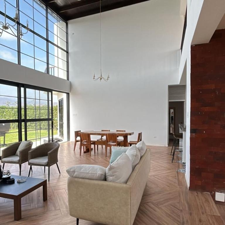 Hermosa casa con piscina privada - Three-Bedroom House - 1