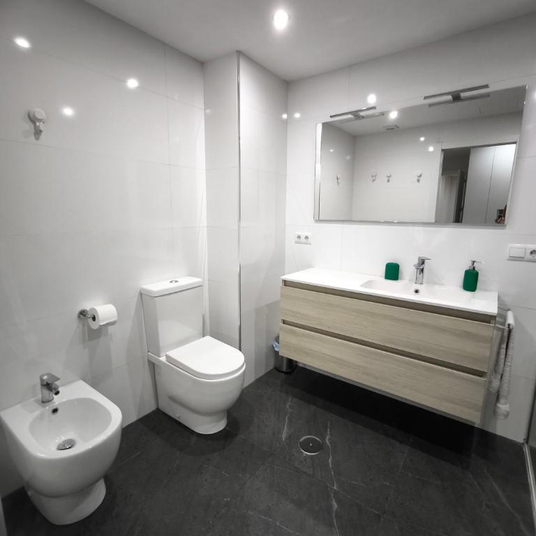 Amplio y moderno piso de 4 habitaciones y terraza - Apartamento - 12