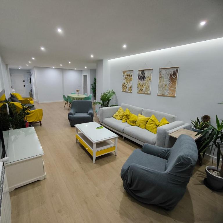 Amplio y moderno piso de 4 habitaciones y terraza - Apartamento - 2